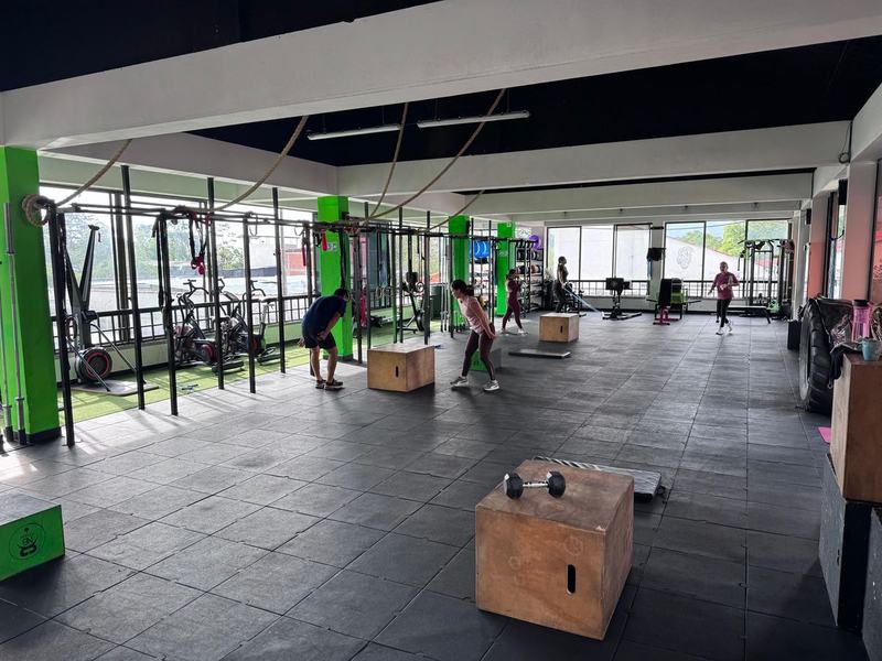 Clase grupal dirigida por entrenador en NB Fitness