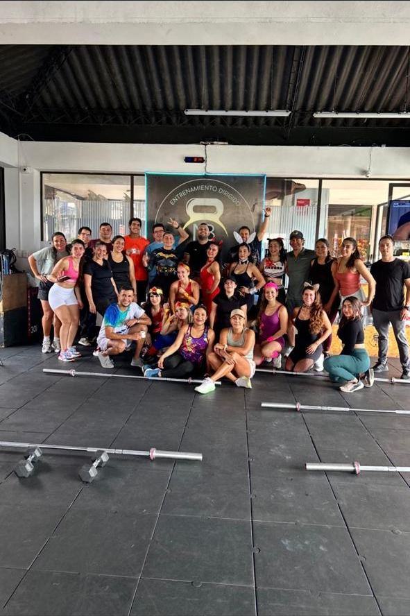 Comunidad de alumnos y entrenadores de NB Fitness reunidos en el gimnasio